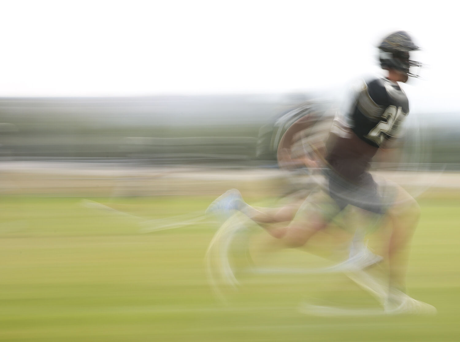 Blake Bell sprints past the second block to the tackle stage